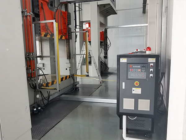 SMC復(fù)合材料模壓電池包殼體生產(chǎn)，選擇SMC模溫機(jī)