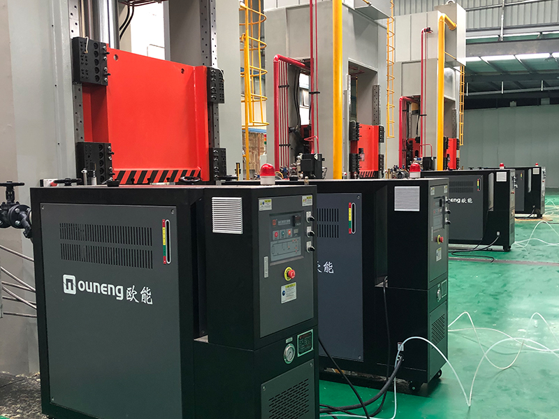 火箭發(fā)動(dòng)機(jī)的噴管材料成型模溫機(jī)